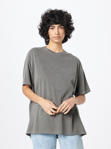 Nasty Gal Plus Shirt 'Live Fast' in Grey: front