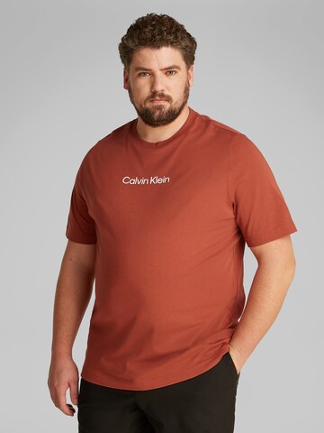 Calvin Klein Big & Tall - Camiseta 'HERO' en rojo: frente
