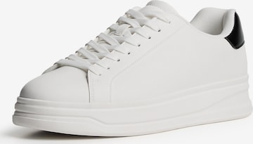 Baskets basses Bershka en blanc : devant