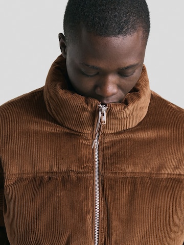 Bershka Přechodná bunda – hnědá