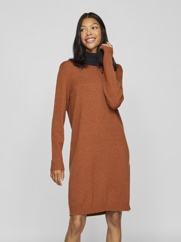 VILA Pletené šaty - Hnedá: predná strana
