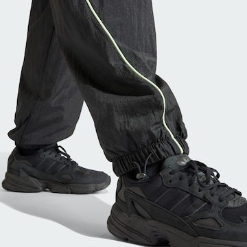 ADIDAS ORIGINALS - Loosefit Pantalón 'Loose Parachute' en negro