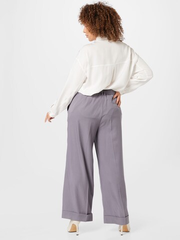 Wide leg Pantaloni cu dungă de la SAMOON pe mov