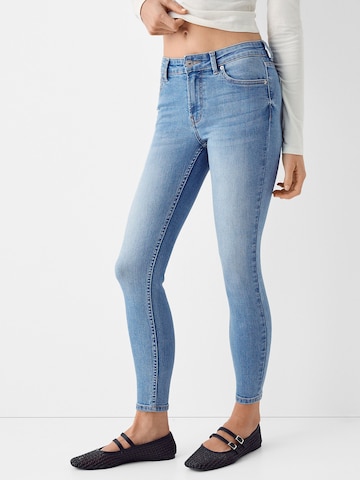 Bershka Skinny Fit Дънки в синьо: отпред