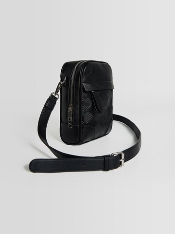 Bershka Чанта за през рамо тип преметка в черно: отпред