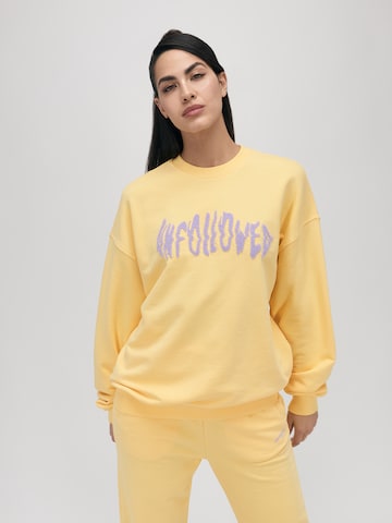 UNFOLLOWED x ABOUT YOU - Sweatshirt 'Vibe' em amarelo: frente