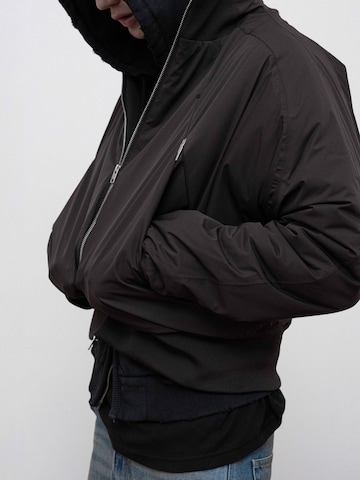 ENRAGE Overgangsjakke 'AUDIO BOMBER JACKET' i brun