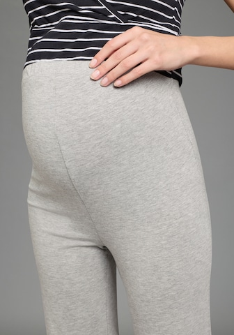 Neun Monate Pyjamahose in Mischfarben