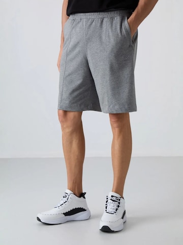 Tommy Life Regular Pants in Grey: front