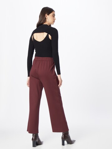 ABOUT YOU Loose fit Pleat-front trousers 'Ingeborg' in Red