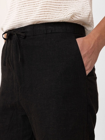 Regular Pantalon 'Yai' Antioch en noir