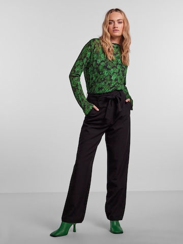 Regular Pantalon PIECES en noir