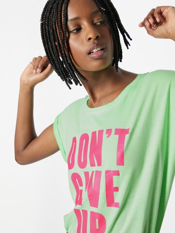 Key Largo T-shirt 'GIVE UP' i grön