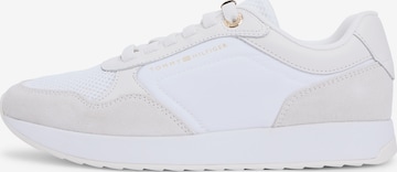 Baskets basses TOMMY HILFIGER en blanc : devant