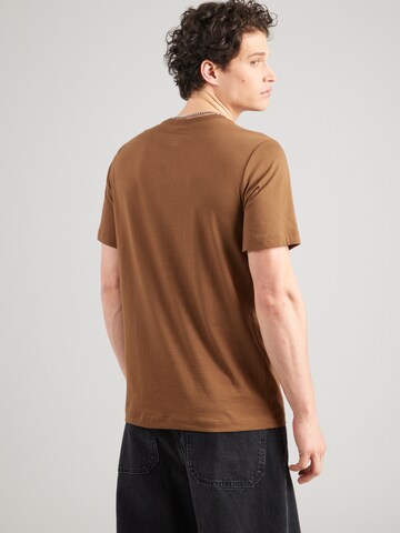 Regular fit Maglietta 'CLUB' di Nike Sportswear in marrone