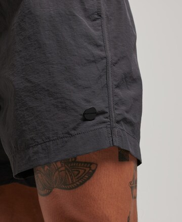 Superdry Badeshorts in Schwarz