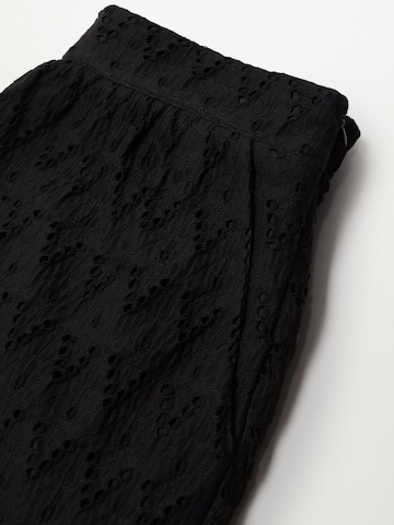 MANGO Normalny krój Spodnie 'FRANCIS' w kolorze czarny
