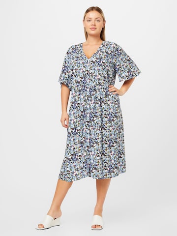 Robe-chemise 'TANNIKA' ONLY Carmakoma en bleu : devant