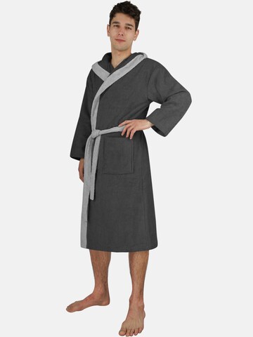 normani Long Bathrobe in Black: front