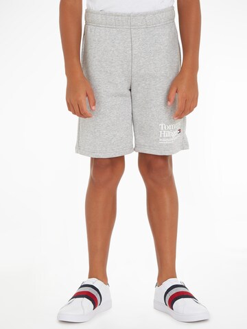 TOMMY HILFIGER Shorts 'TIMELESS' in Grau: predná strana