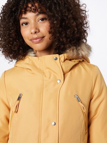 VERO MODA Winterparka 'Track' in Bruin