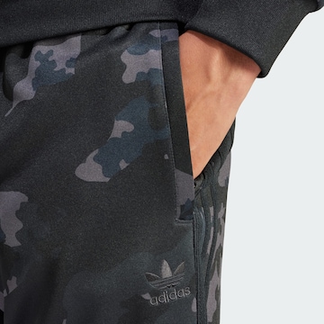 pilka ADIDAS ORIGINALS Siaurėjantis Kelnės 'Camo'