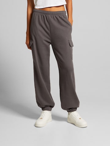 Tapered Pantaloni de la Bershka pe gri: față