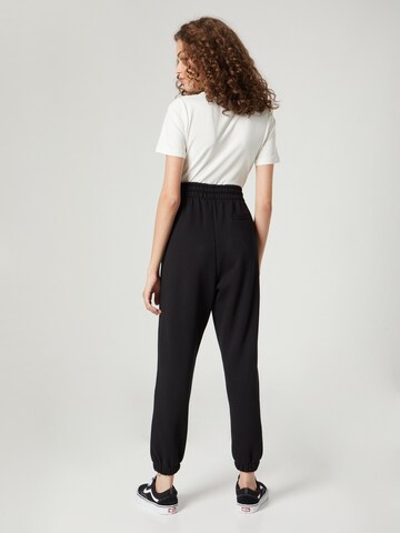 A LOT LESS Tapered Broek 'Ida' in Zwart