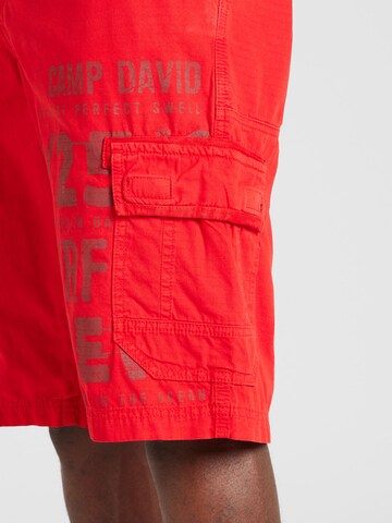 CAMP DAVID Regular Shorts in Rot