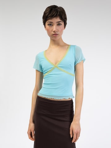 BROKE + SCHÖN Top 'Duo Mesh Shirt mit Spitzendetails' in Blue: front