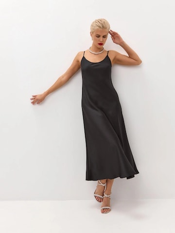 Serena Silueta - Vestido 'Midi satin slip dress 'Majestic'' en negro