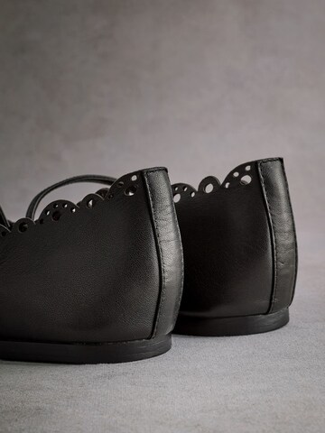 Next Ballerina 'Elfie' in Schwarz