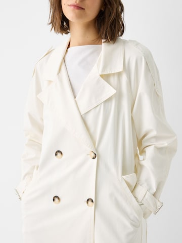 Bershka Přechodný kabát – bílá