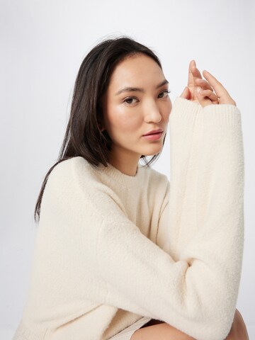 Noisy May Curve Pullover in Beige