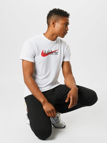 Coupe regular T-Shirt fonctionnel NIKE en blanc