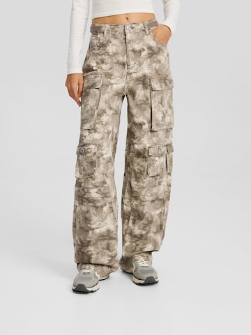 Bershka Loosefit Cargobroek in Beige: voorkant