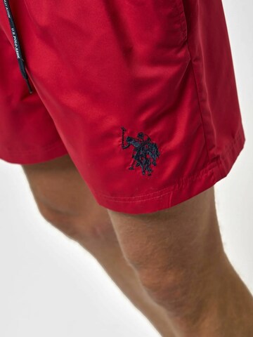 U.S. POLO ASSN. Uimashortsit 'Alexander' värissä punainen
