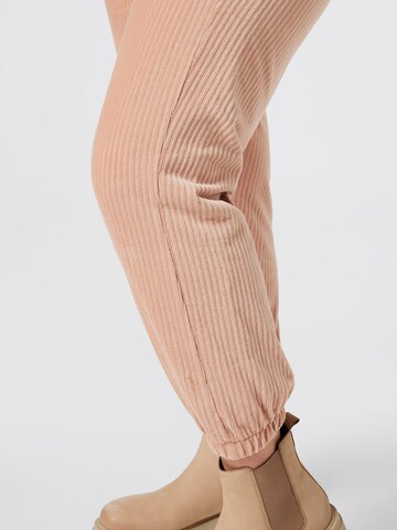 A LOT LESS Tapered Hose 'Fabienne' (GOTS) in Pink