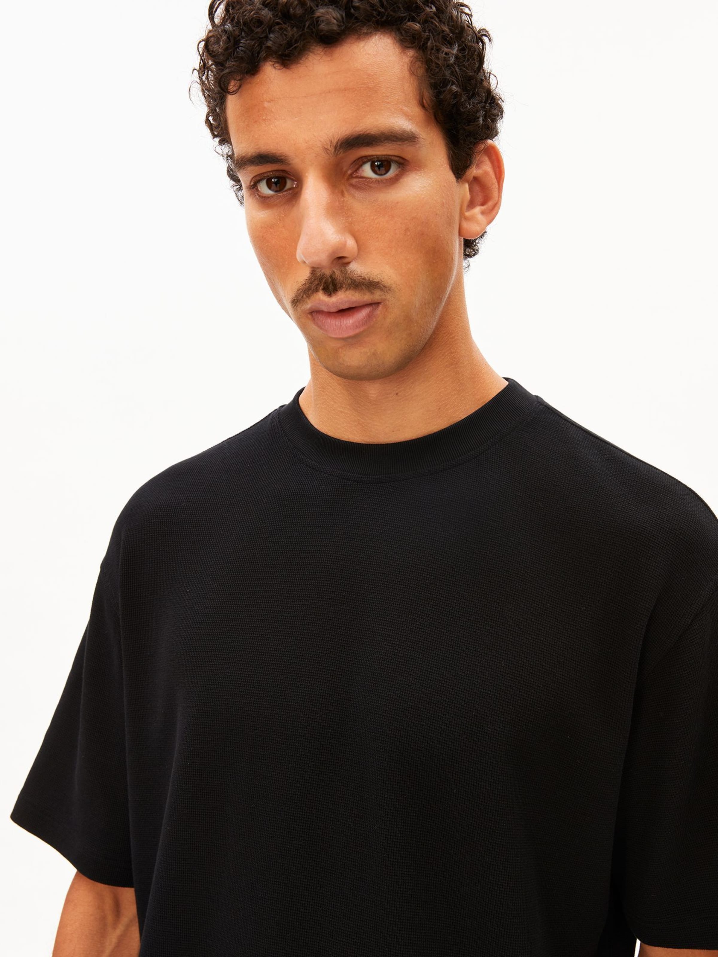 T-Shirt ARMEDANGELS en noir : devant
