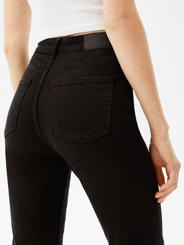 Bershka Rozkloszowany krój Jeansy w kolorze czarny