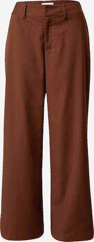 Bella x ABOUT YOU Wide leg Pantalon 'Dion' in Bruin: voorkant