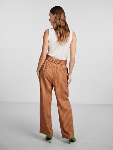 Loosefit Pantaloni 'Hazel' di Y.A.S in marrone