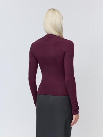 Tricou 'Elorah' de la LeGer Studio pe roșu