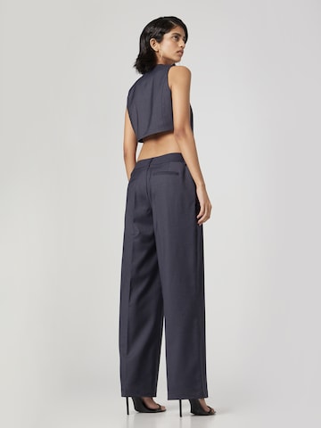 Bella x ABOUT YOU Wide leg Pleated Pants 'Dion' in Blue