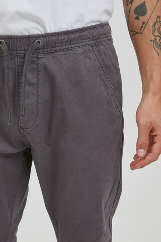 INDICODE JEANS Tapered Chinohose in Grau