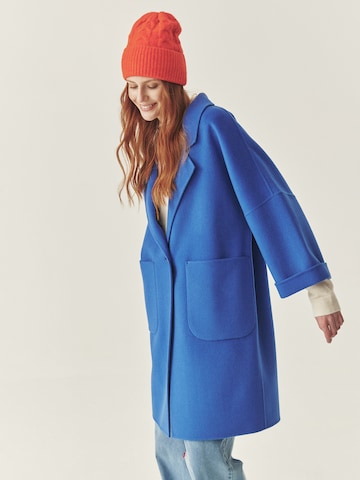 TATUUM Between-seasons coat in Blue: front