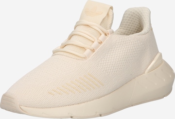 Sneaker bassa 'Swift Run 22 Decon' di ADIDAS ORIGINALS in beige: frontale