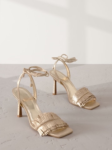 Sandalo di Next in oro