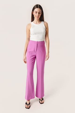 SOAKED IN LUXURY Flared Broek 'Corinne' in Roze