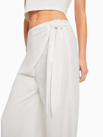 Wide leg Pantaloni de la Bershka pe alb